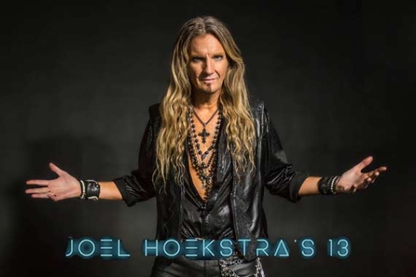 JOEL HOEKSTRA&#039;S 13 haben wieder eine neue Single veröffentlicht. Zu «Torn Into Lies» gibt es auch ein Video